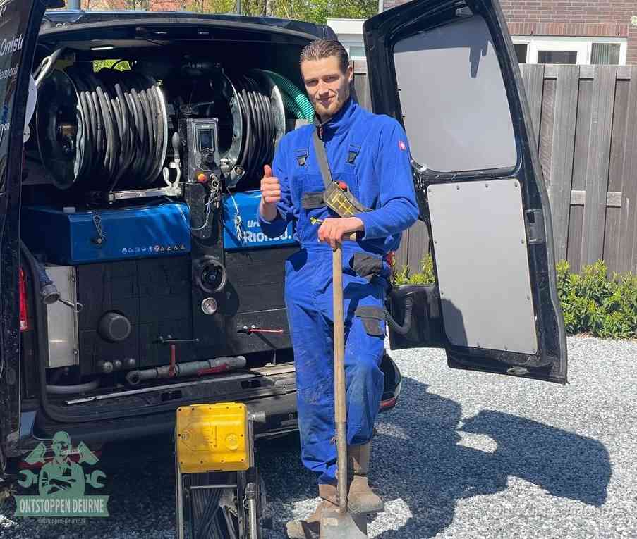 Een tevreden monteur met opgestoken duim naast de bestelbus, slim ingrijpen bespaart kosten bij een verstopte afvoer in Deurne
