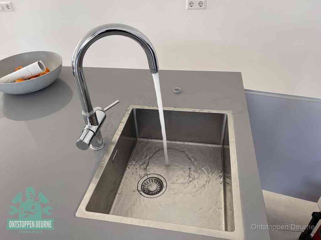 Een vrij doorstromende rvs spoelbak waar het water moeiteloos wegloopt, het resultaat van slim onderhoud dat geld bespaart in Deurne