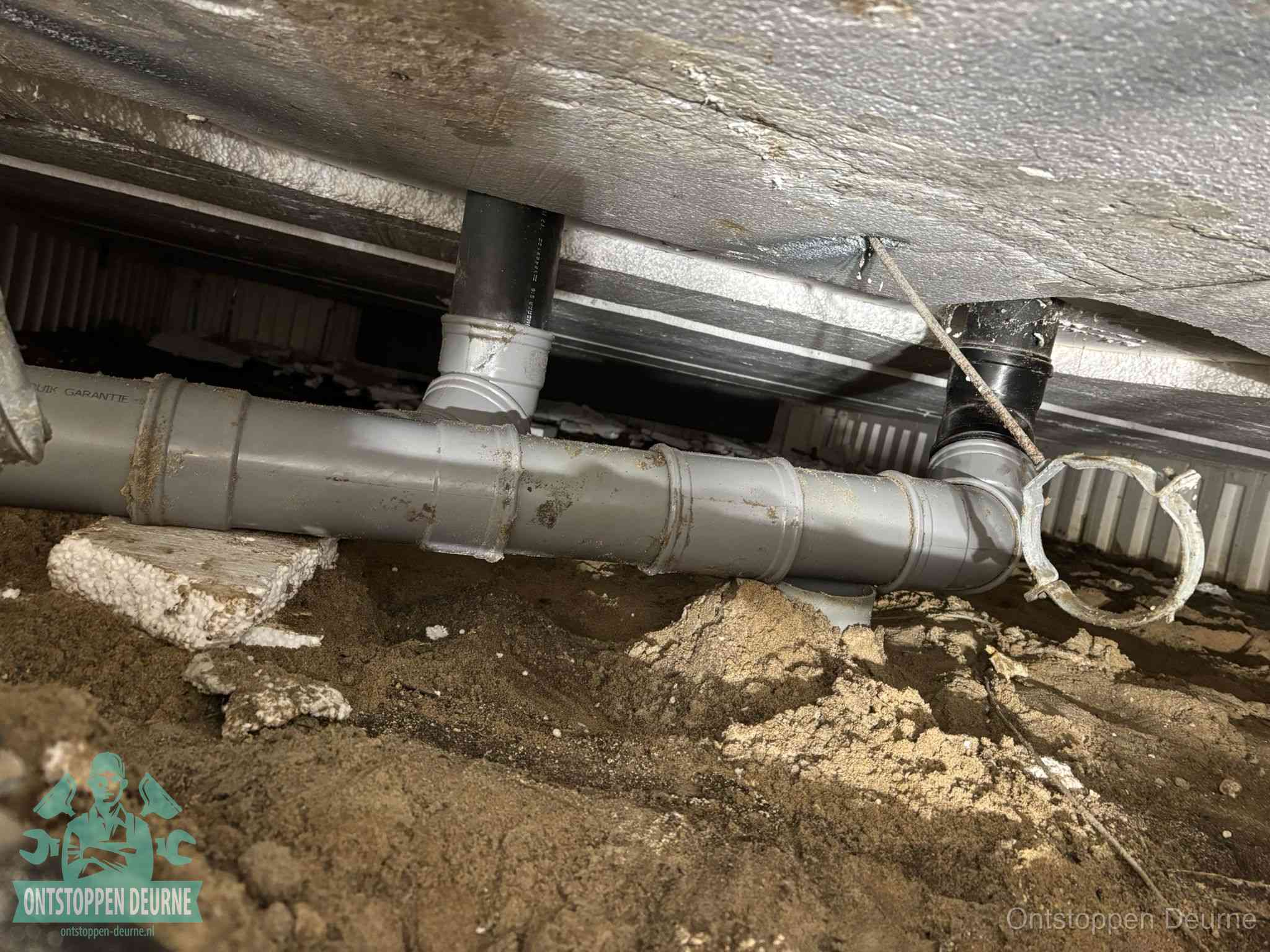 PVC-buizen in de kruipruimte van een gemengd of gescheiden rioolstelsel in Deurne