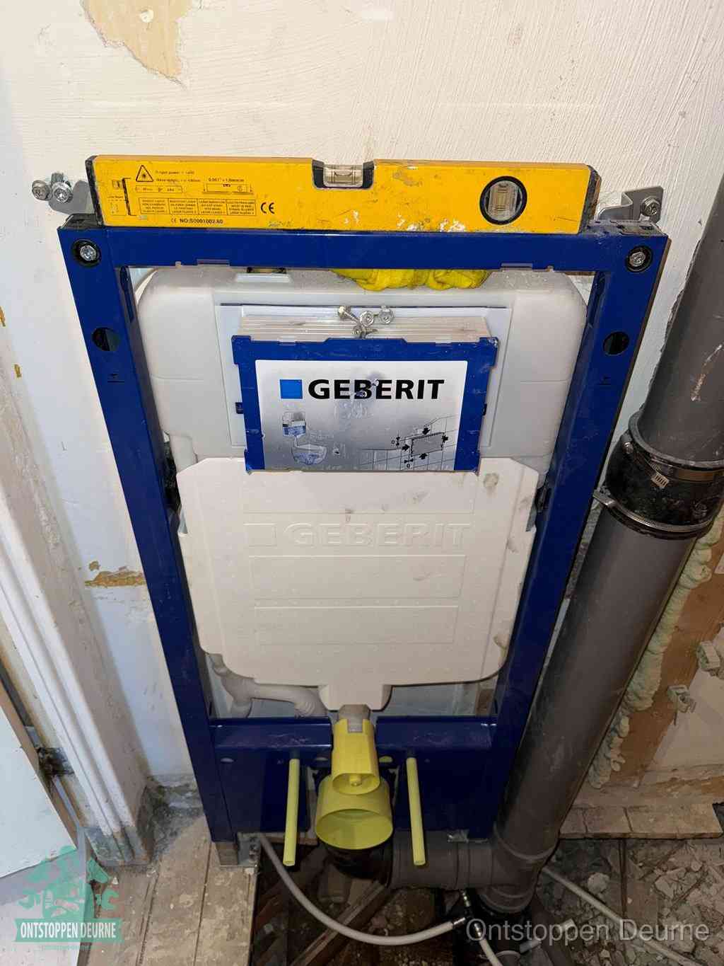 Een Geberit inbouwreservoir met frame voor een hangtoilet tegen de wand, met de afvoerbocht naar de vloer, kenmerkend voor een verstopt hangtoilet in Deurne