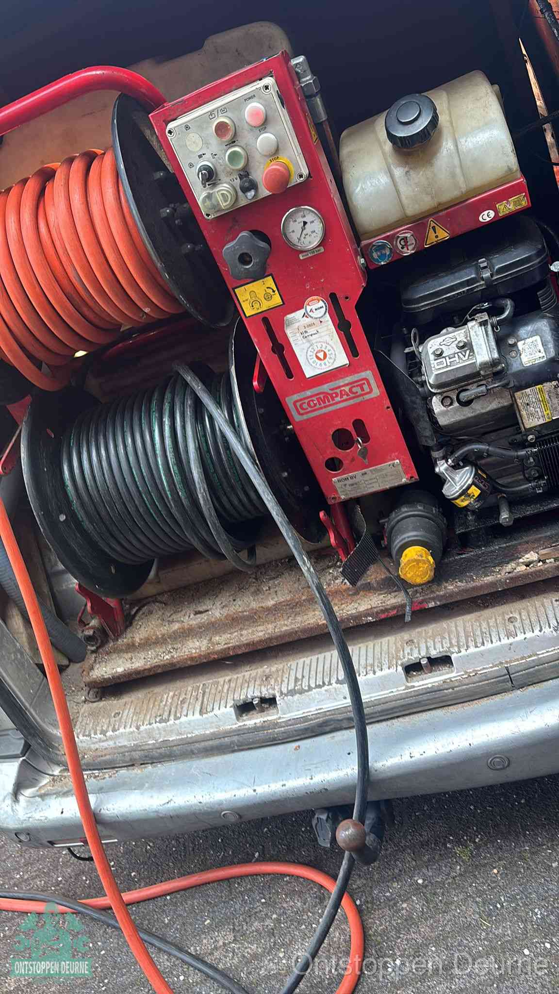Hogedrukreiniger met slanghaspels in de bus voor het ontstoppen van het riool in Deurne