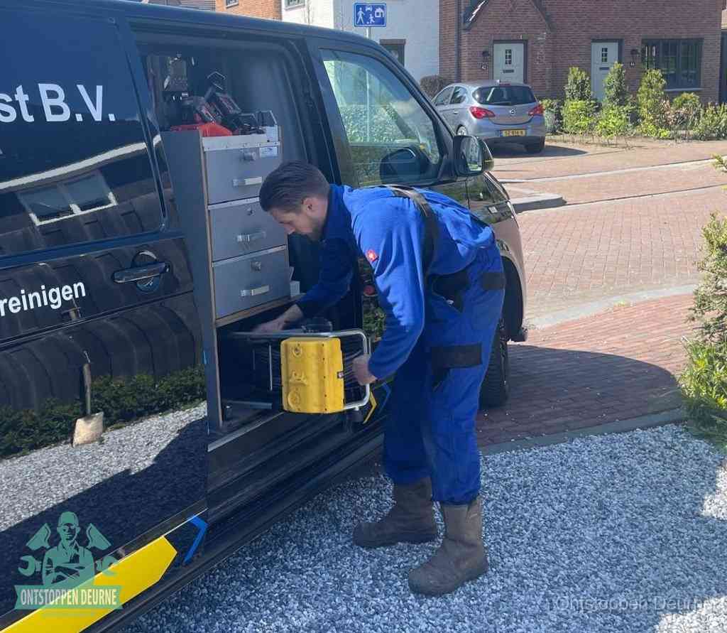 Een monteur pakt apparatuur uit de bedrijfsbus voor service aan huis, het moment om een professional in te schakelen in Deurne