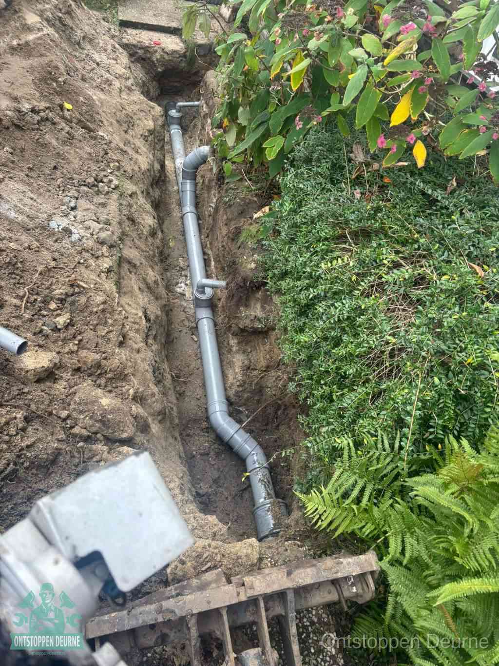 Open sleuf met nieuwe PVC-buizen, riool repareren en vervangen in Deurne