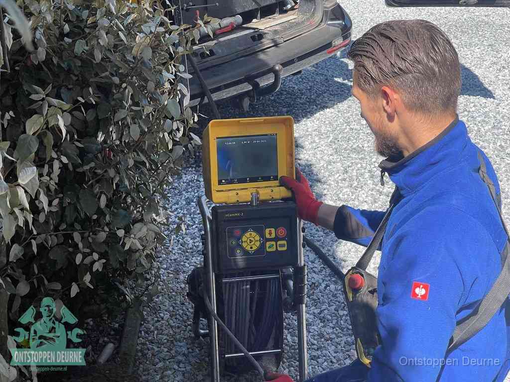 Monteur bedient een rioolinspectiecamera met monitor voor rioolinspectie in Deurne