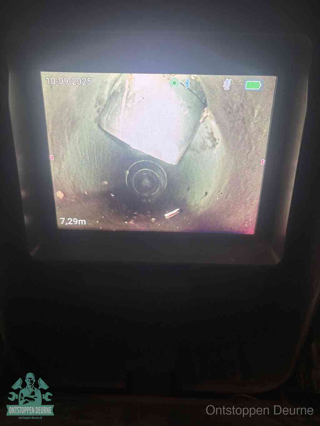 Camerabeeld van een verzakte rioolbuis diep onder de grond, een rioolverzakking in Deurne