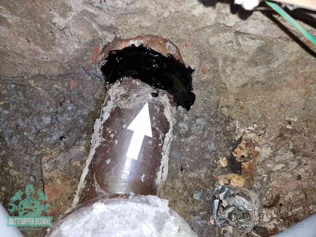 Een oude gres rioolbuis met een beschadigde koppeling onder de vloer, oorzaak van terugkerende structurele wc-problemen in Deurne