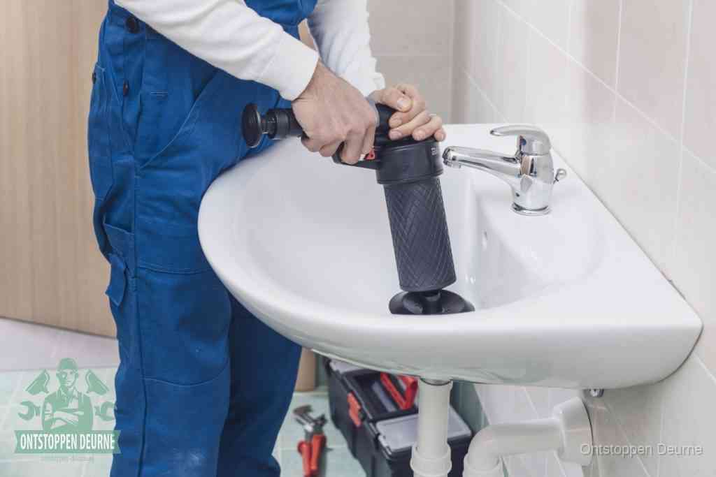 Een te ruwe doe-het-zelf poging met een hand-pomp op de afvoer van een badkamer-wastafel, een van de veelgemaakte fouten bij afvoer ontstoppen in Deurne