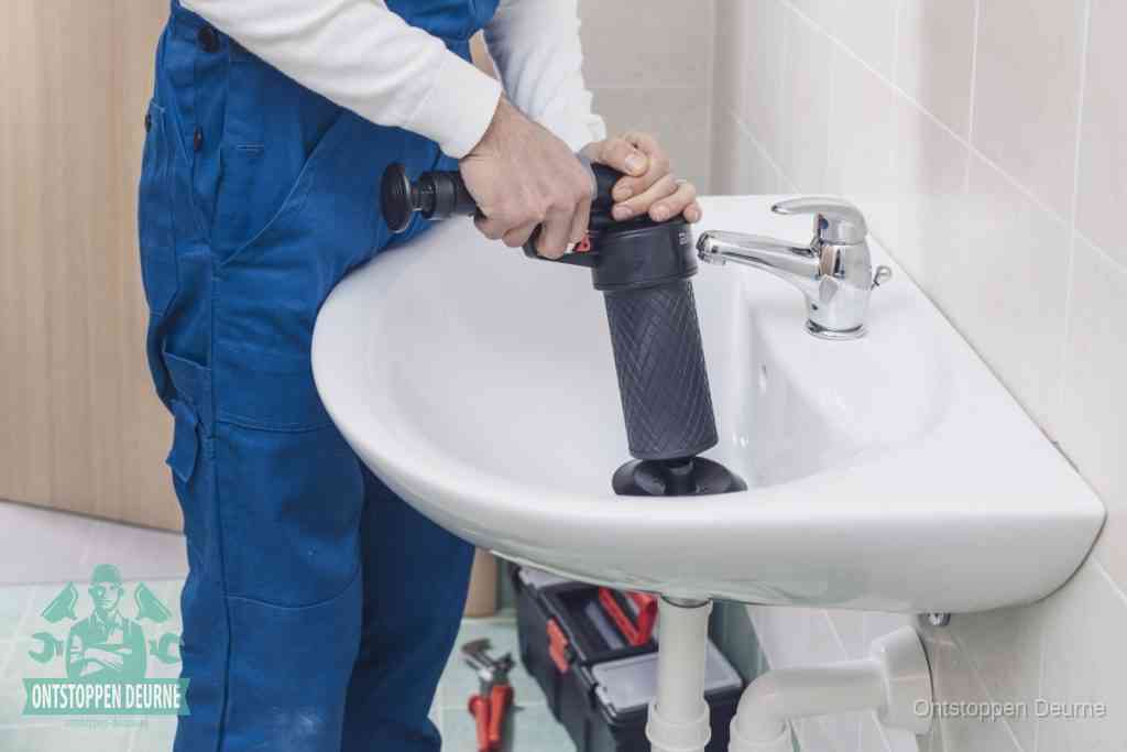 Een te ruwe doe-het-zelf poging met een handmatige perslucht-ontstopper op een sanitair-afvoer, een van de veelgemaakte fouten bij wc ontstoppen in Deurne