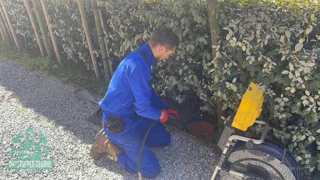 Monteur aan het werk bij een rioolput, de werkwijze voor riool ontstoppen in Deurne