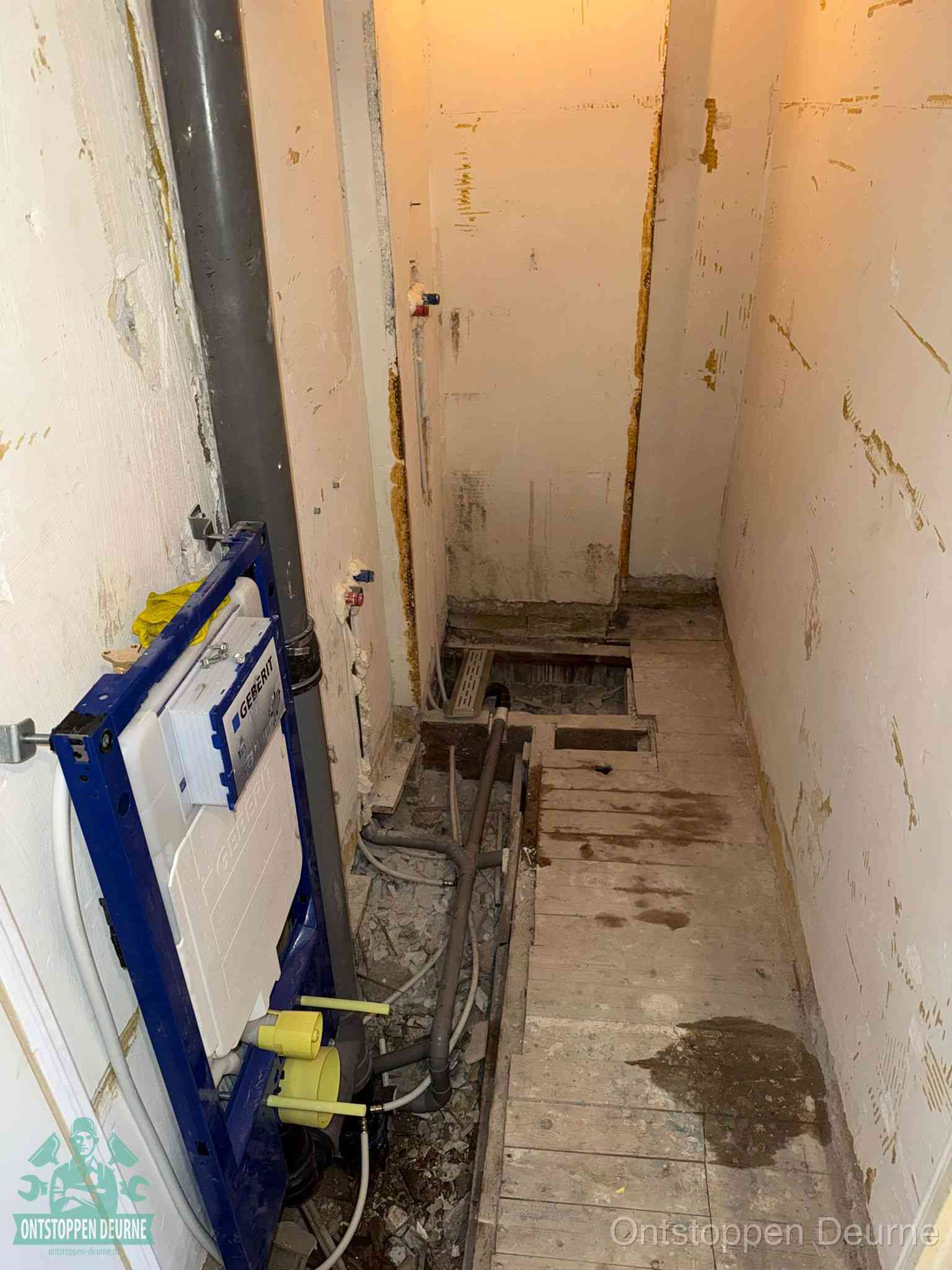 Een opgebroken toiletruimte tijdens renovatie met een Geberit inbouwreservoir en blootliggende oude afvoerleidingen, typisch voor oudere woningen in Deurne